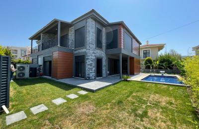 Çeşme Ilıca'da Macro Center Yakını , 4 Oda 1 Salon , Müstakil Havuzlu Villa