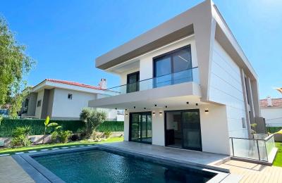 Alaçatı Çamlık Yol Yakını , Tam Müstakil Modern Mimariye Sahip Olan Villamız Yeni Sahibini Bekliyor