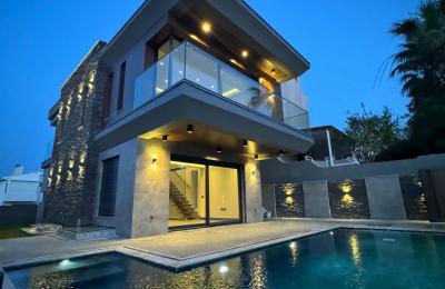 Çeşme Yalı’da Plaja 50m Mesafede , 4 Oda 1 Salon , Tam Müstakil Villa