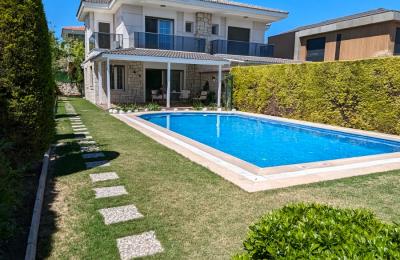 Çeşme Alaçatı Göbene'de , Taş Mimari , 4 Oda 1 Salon , Geniş Bahçe ve Havuzlu Villa