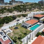 Çeşme Dalyan’da Panoramik Deniz Manzaralı 5 Oda 2 Salon Geniş Havuzlu