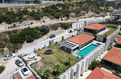 Çeşme Dalyan’da Panoramik Deniz Manzaralı 5 Oda 2 Salon Geniş Havuzlu