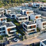 Çeşme Şifne'de , Ilıca ve Alaçatıya 6-7dk Mesafede , 4 Oda 1 Salon , Havuzlu Villa