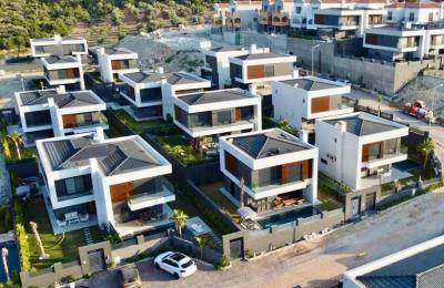 Çeşme Şifne'de , Ilıca ve Alaçatıya 6-7dk Mesafede , 4 Oda 1 Salon , Havuzlu Villa