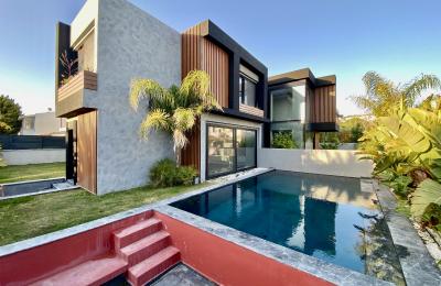 Çeşme Alaçatı’da , Tam Müstakil , 3 Oda 1 , Havuzlu Modern Mimari Villa