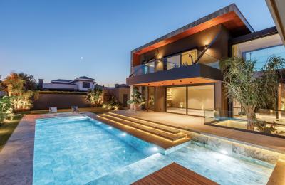Çeşme Mamurbaba’da Modern Tasarımı ve Ultra Lüks Detaylarıyla Öne Çıkan Bu Villa Yeni Sahibini Bekliyor.