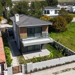 Çeşme Yalı’da , Bahçelievler sitesi bölgesinde plaja 150m mesafede , tam müstakil lüks villa.