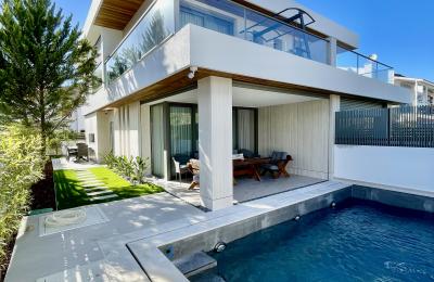 Alaçatı Çamlıkyol'da 3 Oda 1 Salon , Havuzlu , Modern Mimariye Sahip Lüks Villa