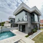 Çeşme Şifne’de , Denize Sadece 50 Adım Mesafede , Panoramik Deniz Manzaralı , Modern Mimariye Sahip Sıfır Villamız Yeni Sahibini Bekliyor.