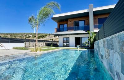 Çeşme Reisdere’de 4 Oda 1 Salon , Deniz Manzaralı , Hamam , Sauna , Müstakil Havuzlu