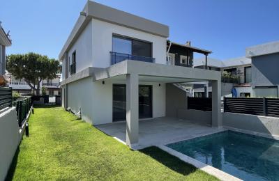 Çeşme Alaçatı Çamlık Yol Yakını , Müstakil Havuzlu Villamız Yeni Sahibini Bekliyo