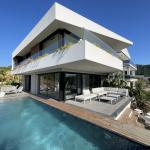 Çeşme Paşalimanı , Panoramik Deniz Manzaralı , Modern Mimariye Sahip Bu Özel Villa Yeni Sahibini Bekliyor