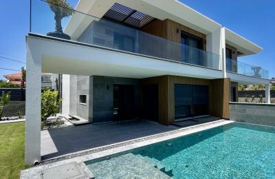 Çeşme Mamurbaba Bölgesinde , Müstakil Havuzlu 4 Oda 2 Salon Sıfır Villa