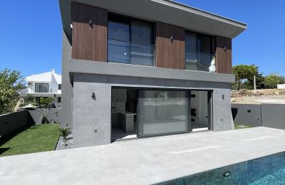 Çeşme Yalı’da Denize 100m Mesafede 4 Oda 1 Salon Deniz Manzaralı Sıfır Villa