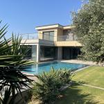 Çeşme Mamurbaba Bölgesinde , Tam Müstakil , Geniş Bahçe Alanlı Lüks Villamız Yeni Sahibini Bekliyor.