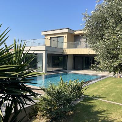 Çeşme Mamurbaba Bölgesinde , Tam Müstakil , Geniş Bahçe Alanlı Lüks Villamız Yeni Sahibini Bekliyor.