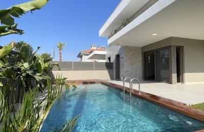 Alaçatı Göbene Bölgesinde , 1.Sınıf Malzeme ile İnşaa Edilmiş Modern Villamız Yeni Sahibini Bekliyor.