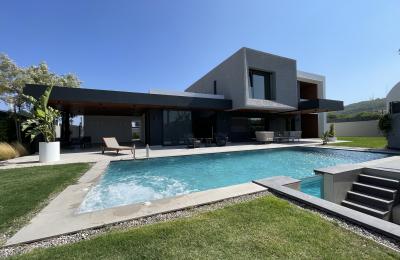 Çeşme Mamurbaba’da Modern Mimariye Sahip , Tam Müstakil , Ultra Lüks Villamız Yeni Sahibini Bekliyor.