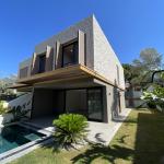 Çeşme Alaçatı’da Çamlıkyol Yakını , Taş Konsept , Harika Bahçe ve Peyzaj Alanına Sahip Sıfır Lüks Villamız Yeni Sahibini Bekliyor.