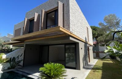 Çeşme Alaçatı’da Çamlıkyol Yakını , Taş Konsept , Harika Bahçe ve Peyzaj Alanına Sahip Sıfır Lüks Villamız Yeni Sahibini Bekliyor.