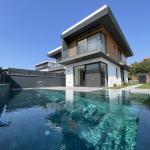 Çeşme Çiftlikköy’de Deniz Manzaralı , Müstakil Havuzlu , Sıfır Villamız Yeni Sahibini Bekliyor.