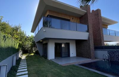 Çeşme Çiftlik’te Modern Mimariye Sahip , Sıfır , Havuzlu Villamız Yeni Sahibini Bekliyor.