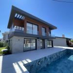 Çeşme Yalı Mah. Bahçelievler Sitesi Bölgesinde , Plaja Sadece 200m Mesafede , Tam Müstakil , Geniş Bahçeli , Deniz Manzaralı , Lüks Villamız Yeni Sahibini Bekliyor.