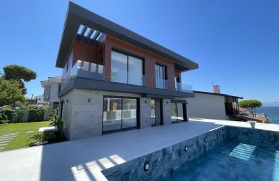 Çeşme Yalı Mah. Bahçelievler Sitesi Bölgesinde , Plaja Sadece 200m Mesafede , Tam Müstakil , Geniş Bahçeli , Deniz Manzaralı , Lüks Villamız Yeni Sahibini Bekliyor.